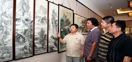 高清图：“庆七一 中国梦”书画展在天津古文化街举办