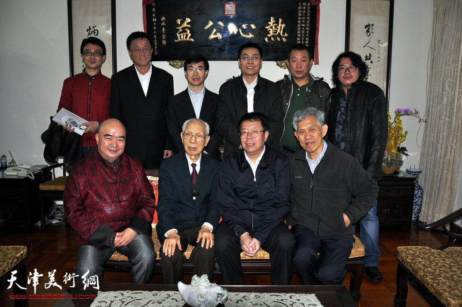 2013香港·尹沧海教授书画艺术交流展在香港中央图书馆举办。图为尹沧海教授与朱光磊副校长一同拜访慈善家田家炳先生。 
