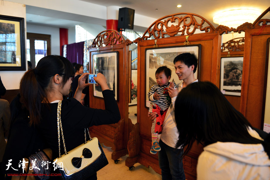 孟宪奎《蒙·大山情》画展“五·一”亮相天津水上公园，图为画展现场。