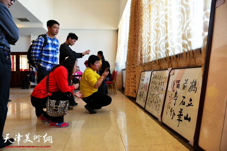 孟宪奎《蒙·大山情》画展“五·一”亮相天津水上公园，图为画展现场。