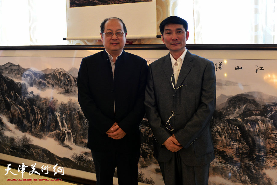 孟宪奎《蒙·大山情》画展“五·一”亮相天津水上公园，图为孟宪奎与天津市人民政府参事室党组成员、天津市文史研究馆秘书处处长王宝贵在画展现场。