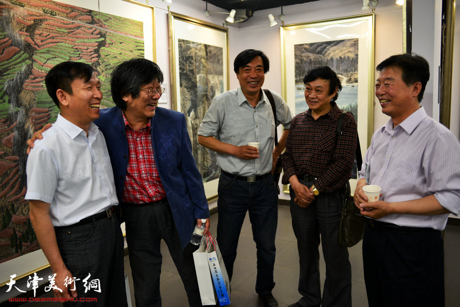 “行在画中·柴博森中国画展”5月20日在天美时代画廊开幕。左起：张建会、王山岭、杜晓光、琚俊雄、杨建国在画展现场。