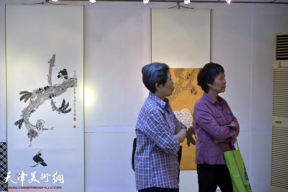 “一派天真—云南画家阳平康花鸟画展”5月19日在天津人民美术出版社美术馆举行。图为画展现场。