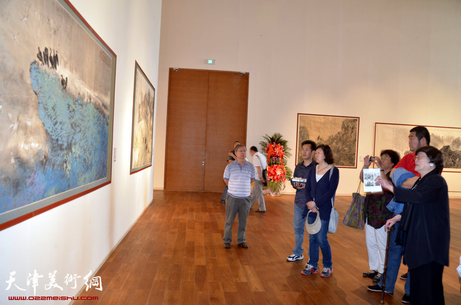 王学仲艺术展5月25日开幕，展出毕生精品佳作集中展示。图为美术评论家王雪溪赞誉王学仲先生的画作