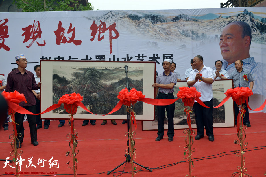 “梦现故乡—赵忠仁水墨山水艺术展”青州开幕，图为赵忠仁为家乡捐赠作品。