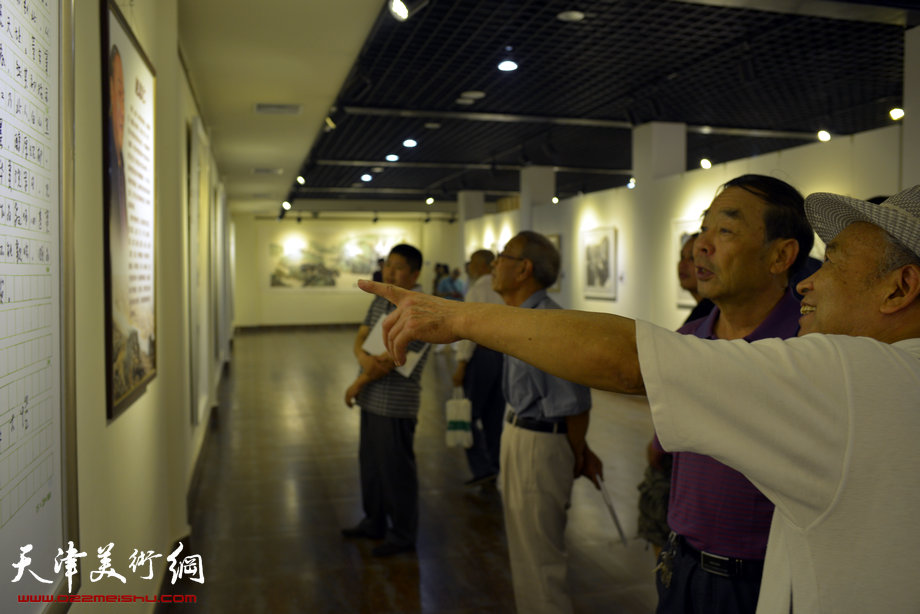 “梦现故乡—赵忠仁水墨山水艺术展”青州开幕，图为画展现场。