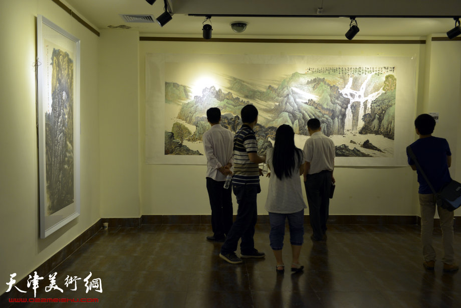 “梦现故乡—赵忠仁水墨山水艺术展”青州开幕，图为画展现场。