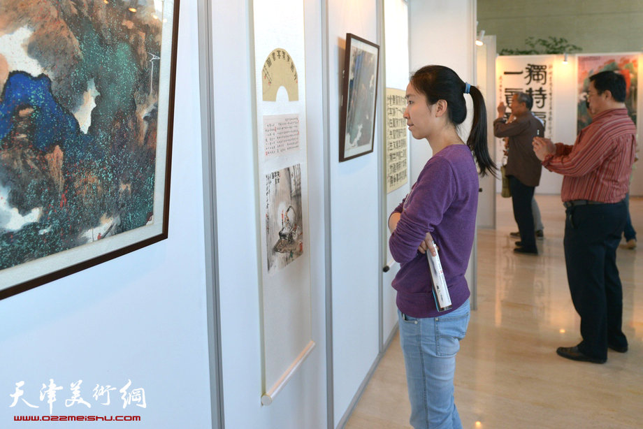 水墨·月动—赵士英今晚书画名家精品展开幕，图为画展现场。