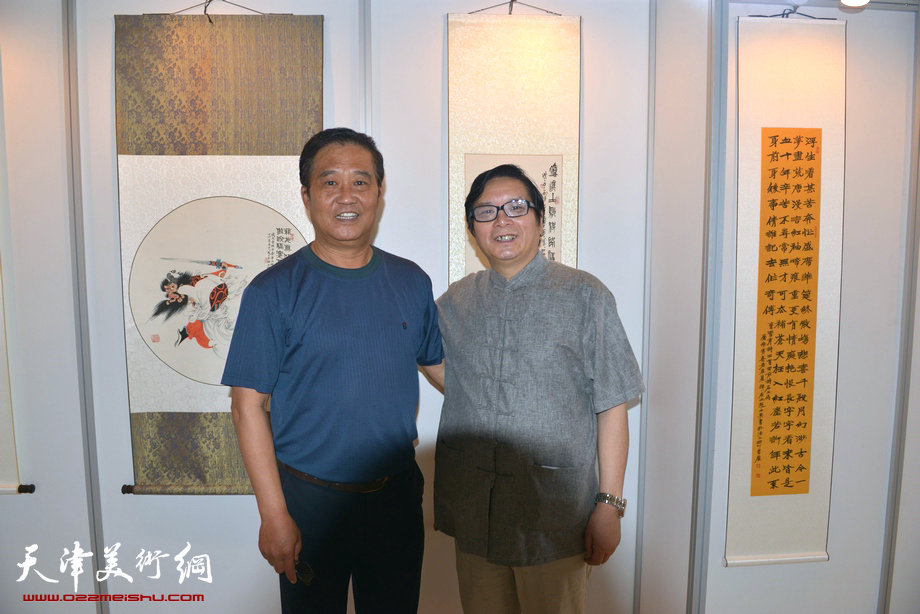 水墨·月动—赵士英今晚书画名家精品展开幕，图为赵士英与著名书法家张鹤年在画展现场。