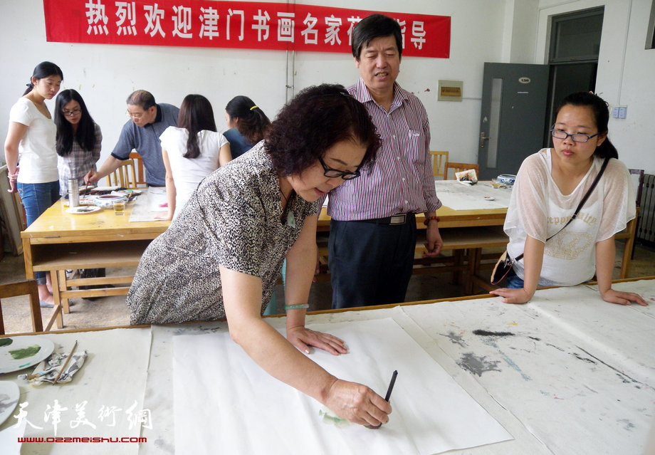 津门书画名家走进师大校园与师生交流。图为王俊英在现场作画