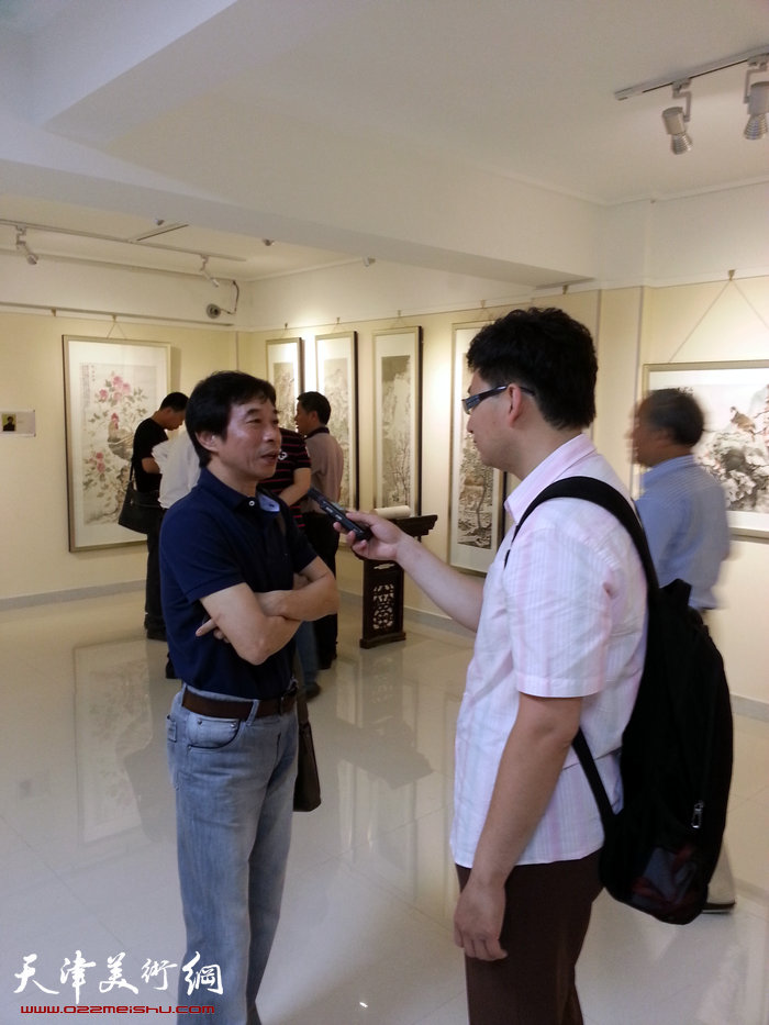 第二届具有收藏潜力艺术作品展文交所开展。图为李孝萱接受采访。