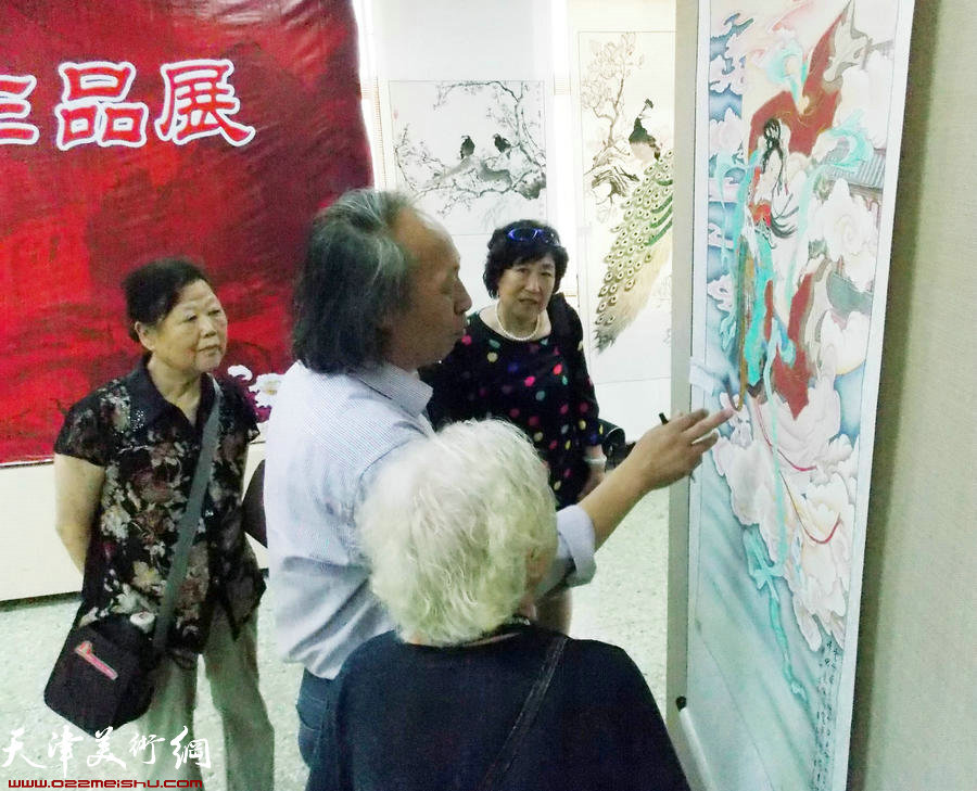 津报书画俱乐部第8届会员展揭幕。图为山水画家王作飞给会员点评作品