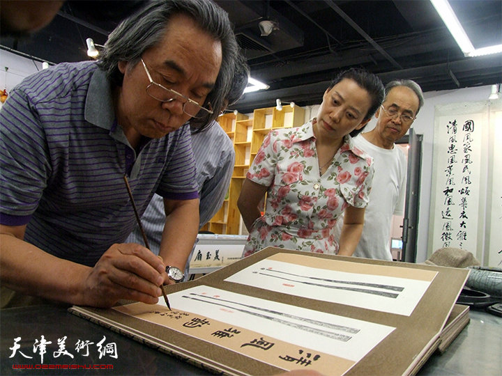 国画大师霍春阳先生6月7日莅临《治扇•至美》展，图为霍春阳为展览题词。
