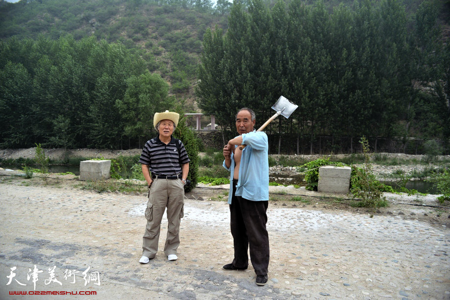 天津著名山水画家到阜平三道岭采风写生。姬俊尧在太行山下与老农攀谈。