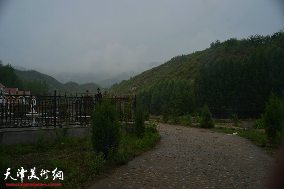 天津著名山水画家到阜平三道岭采风写生。天津画家在太行山下写生。