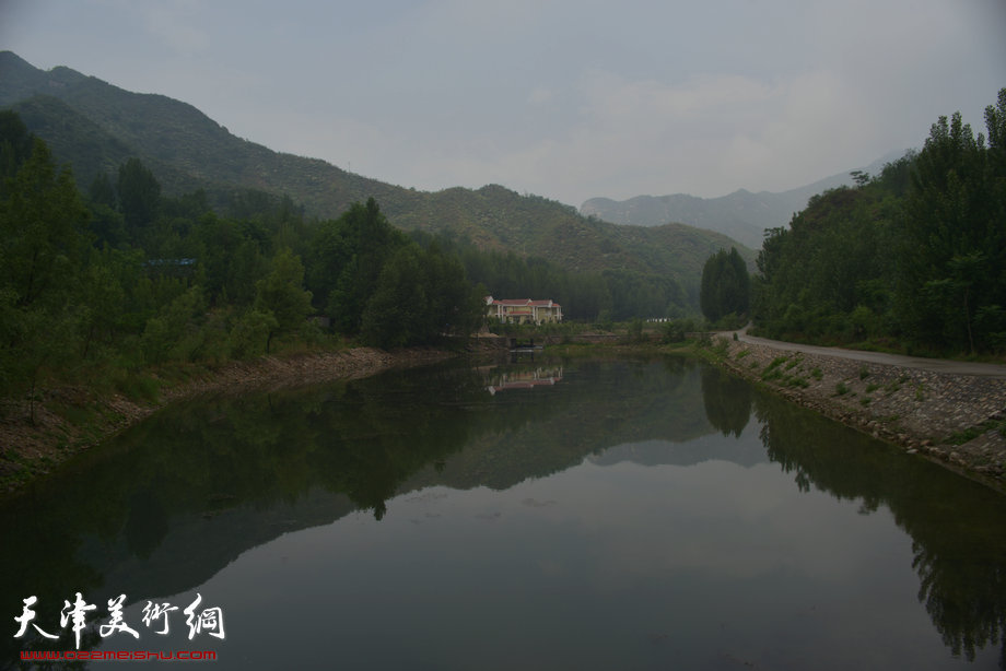 天津著名山水画家到阜平三道岭采风写生。三道岭有山有水充满灵性。