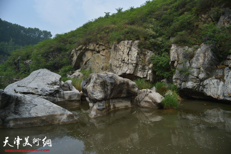 天津著名山水画家到阜平三道岭采风写生。太行山涧。