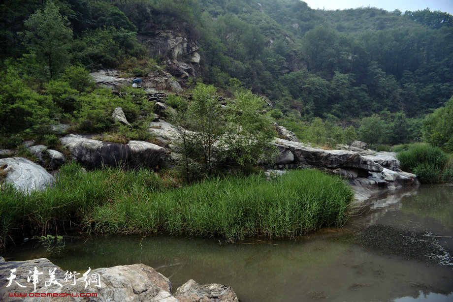 天津著名山水画家到阜平三道岭采风写生。太行山涧。