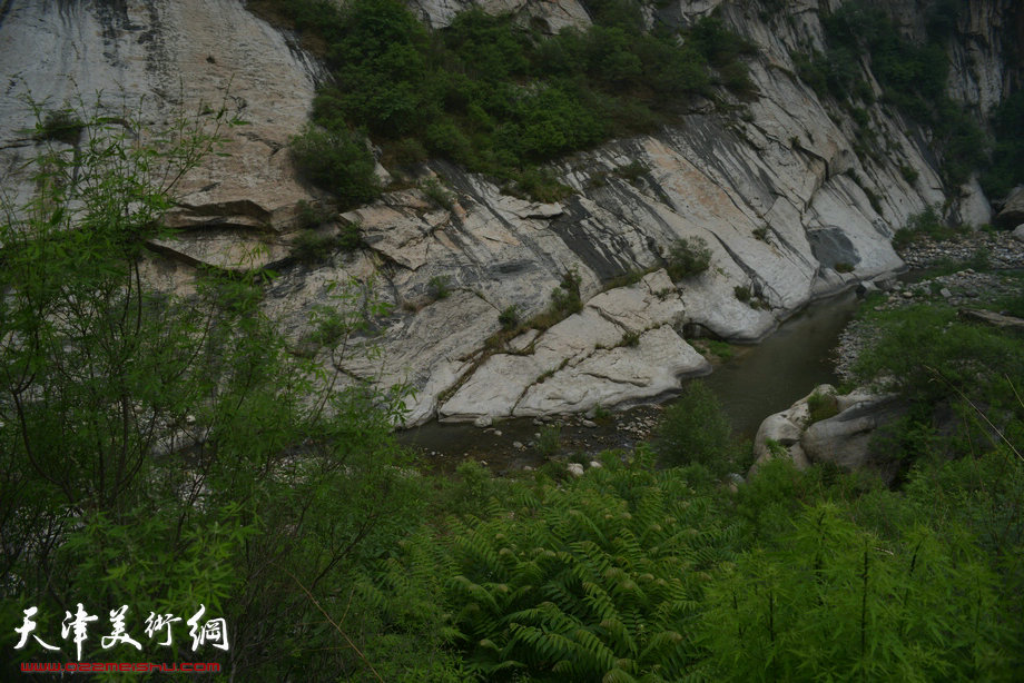 天津著名山水画家到阜平三道岭采风写生。太行山涧，溪水蜿蜒。