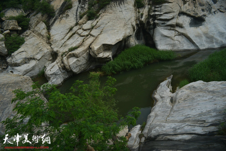 天津著名山水画家到阜平三道岭采风写生。太行山涧，山静水绿。