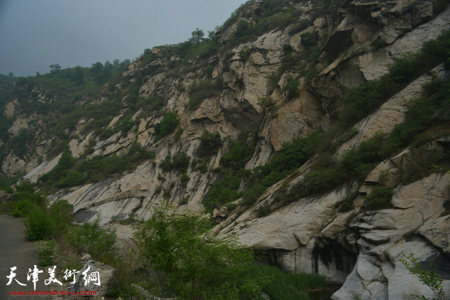 天津著名山水画家到阜平三道岭采风写生。太行山壁奇石。