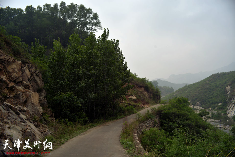 天津著名山水画家到阜平三道岭采风写生。太行山道。