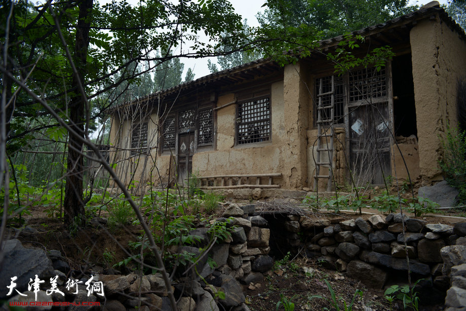 天津著名山水画家到阜平三道岭采风写生。移民旧屋。