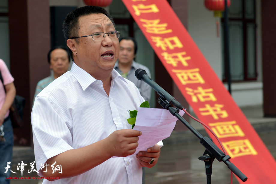 “津门知名画家精品联展”在圣和轩开幕，图为天津圣和文化传播有限公司总经理雷洋致词。