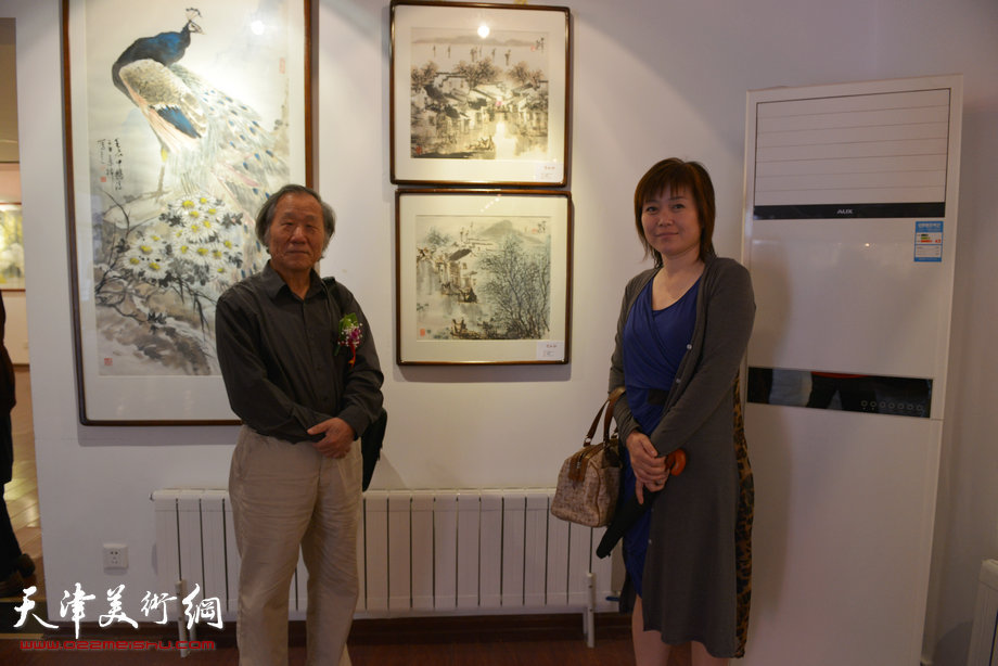 “津门知名画家精品联展”在圣和轩开幕，图为姬俊尧、李澜在画展现场。