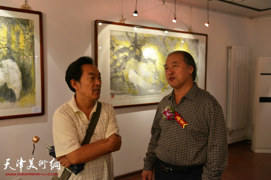 “津门知名画家精品联展”在圣和轩开幕，图为王书平、王全聚在画展现场。