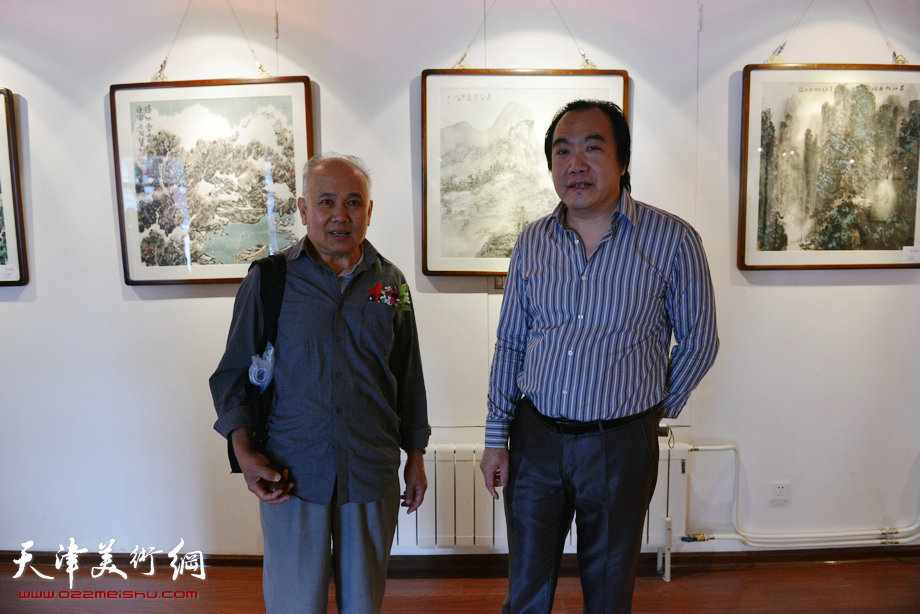 “津门知名画家精品联展”在圣和轩开幕，图为李玉海、李少军在画展现场。