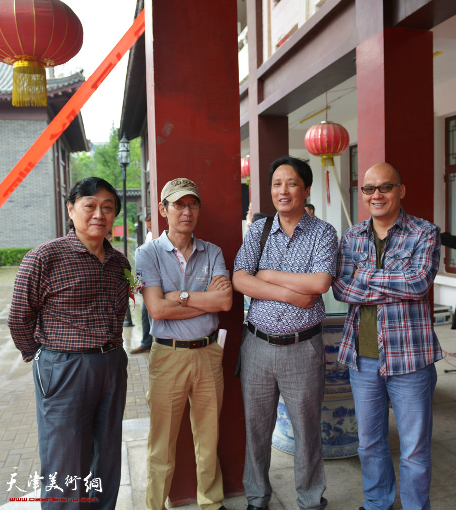 “津门知名画家精品联展”在圣和轩开幕，图为左起：琚俊雄、王印强、杨永茂、王凤立在画展现场。