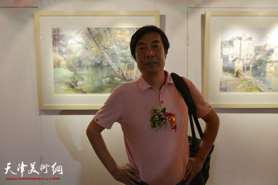 “津门知名画家精品联展”在圣和轩开幕，图为杜晓光在画展现场。