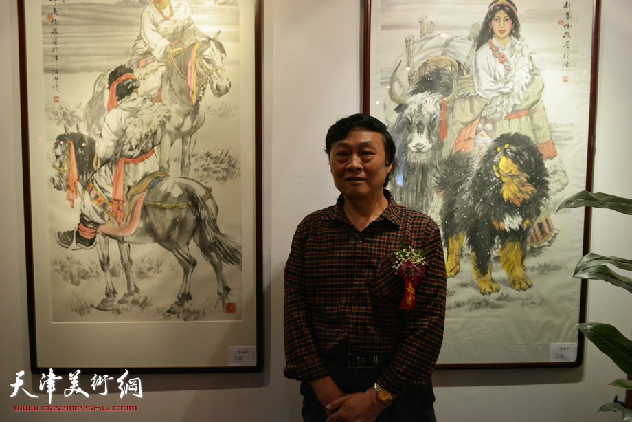 “津门知名画家精品联展”在圣和轩开幕，图为琚俊雄在画展现场。