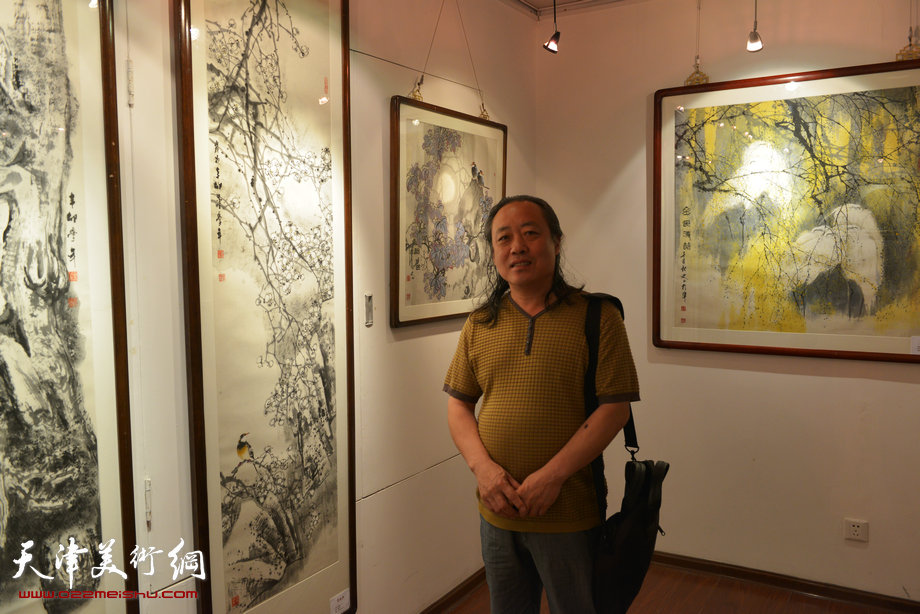 “津门知名画家精品联展”在圣和轩开幕，图为胡振声在画展现场。