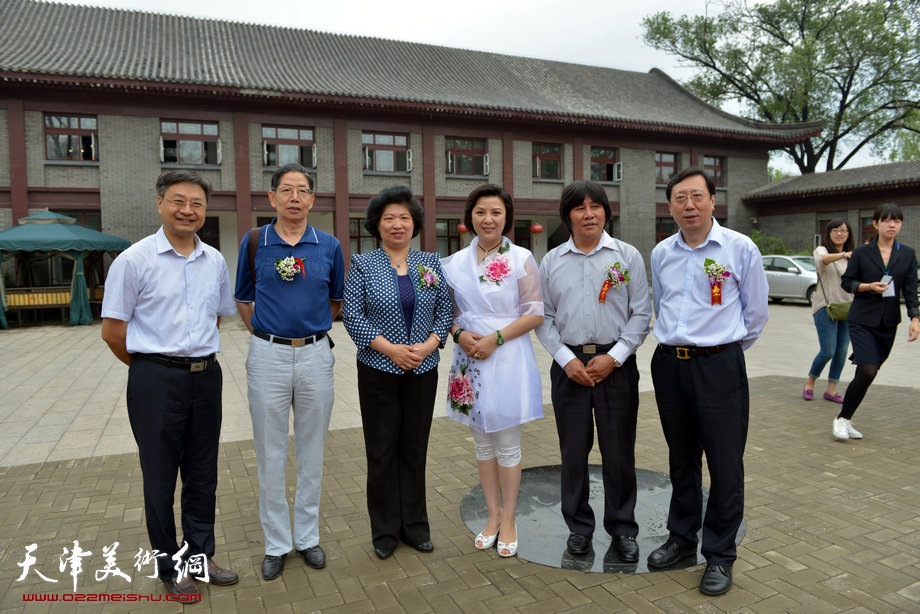 “津门知名画家精品联展”在圣和轩开幕，图为嘉宾在画展现场合影留念。