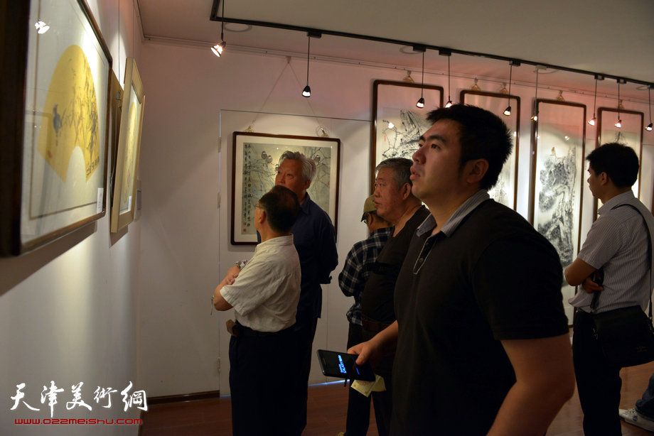 “津门知名画家精品联展”在圣和轩开幕，图为画展现场。