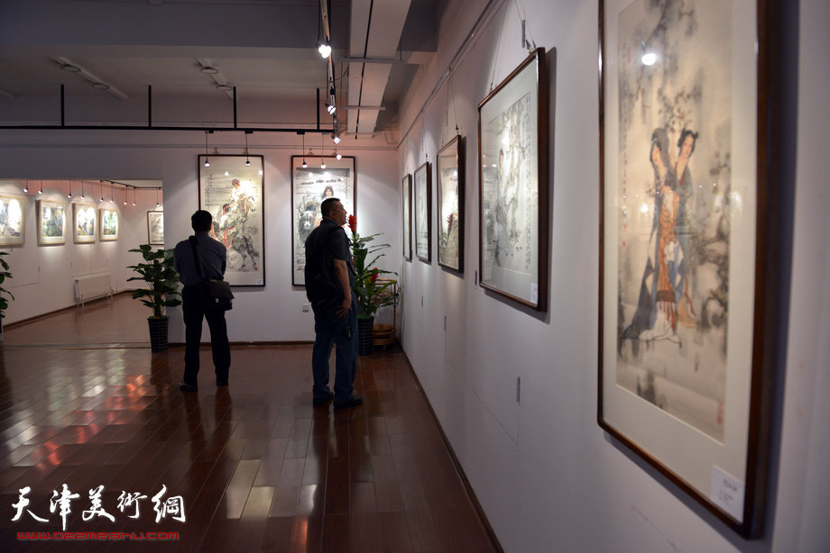 “津门知名画家精品联展”在圣和轩开幕，图为画展现场。