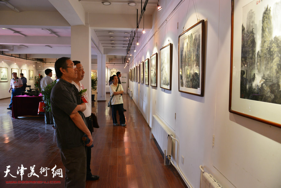 “津门知名画家精品联展”在圣和轩开幕，图为画展现场。