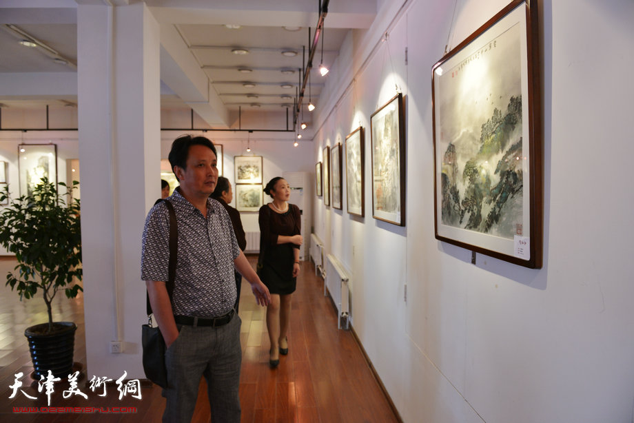 “津门知名画家精品联展”在圣和轩开幕，图为画展现场。