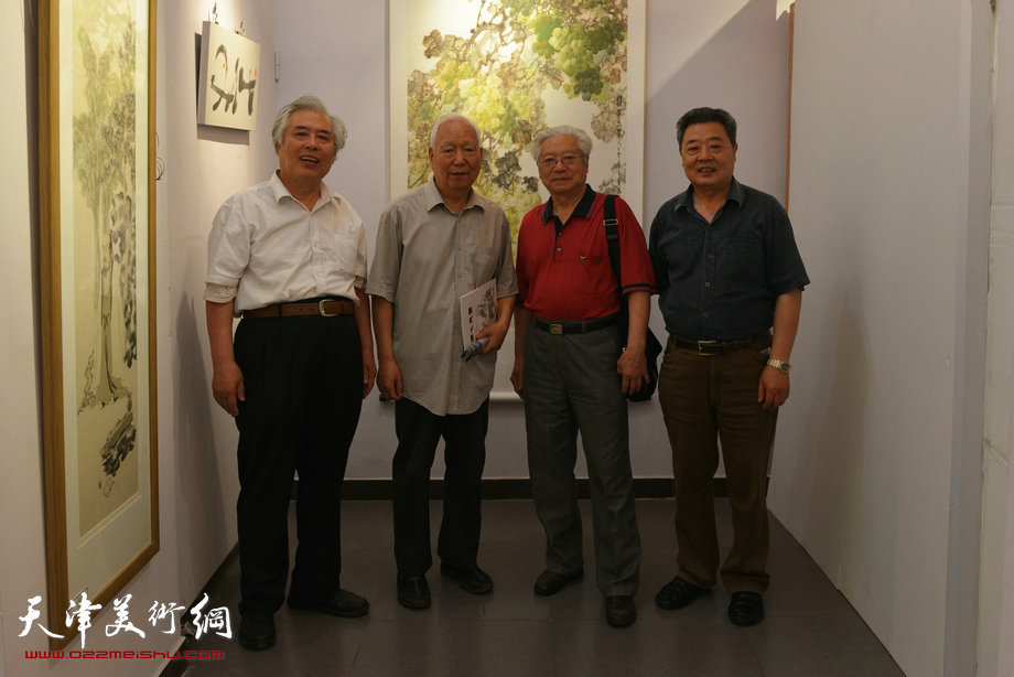 “和·心象”—王其华等五位书画家联展新作。图为王其华与焦俊华、贺建国等在画展上。
