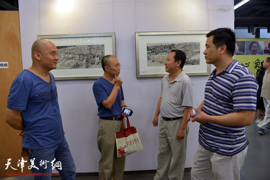 “和·心象”—王其华等五位书画家联展新作。图为刘立刚与同学们在画展上。