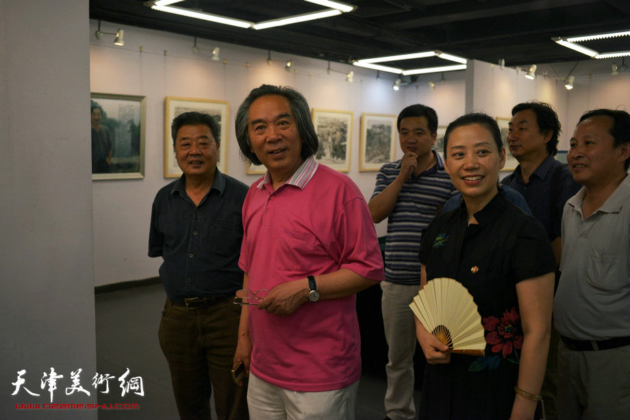 “和·心象”—王其华等五位书画家联展新作。图为霍春阳兴致勃勃观看画展。