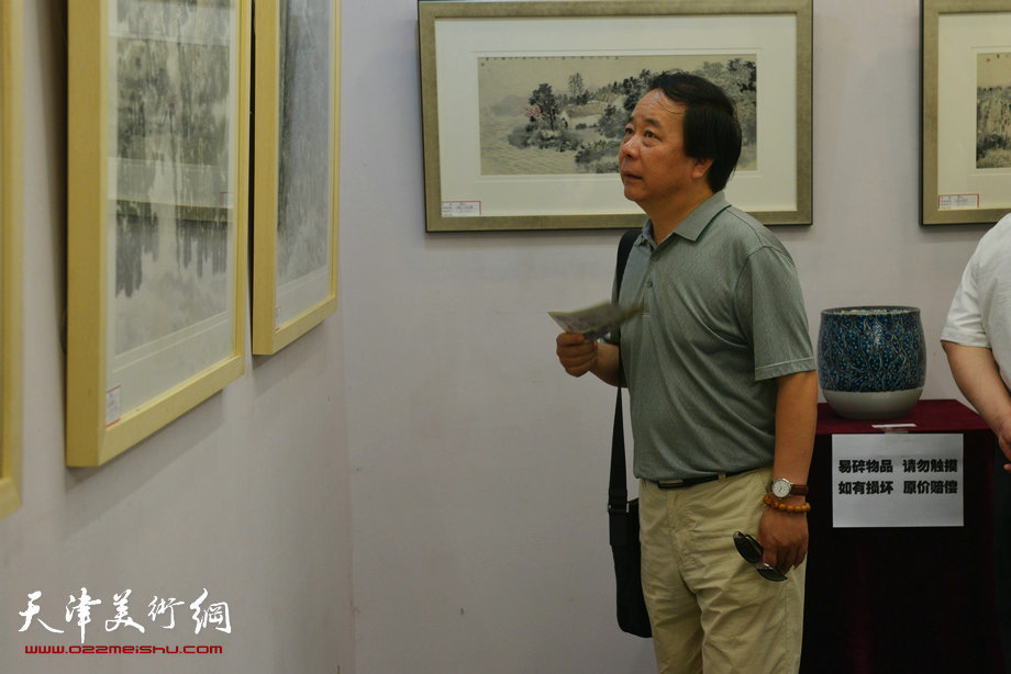 “和·心象”—王其华等五位书画家联展新作。图为书法家赵寅在观赏作品。