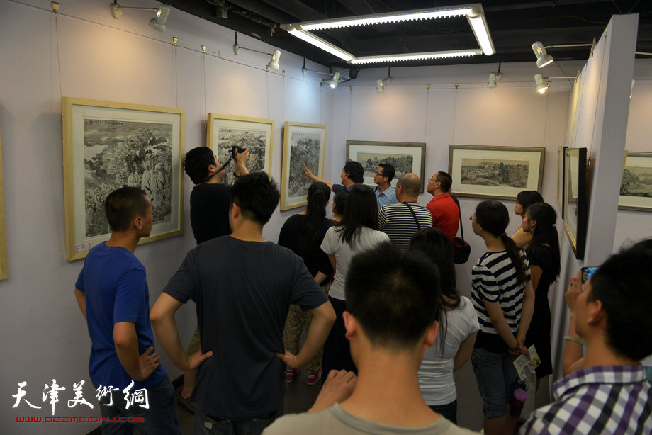 “和·心象”—王其华等五位书画家联展新作。图为画展现场。