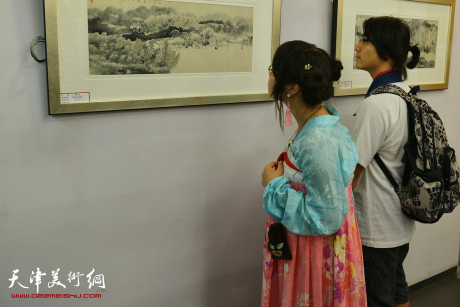 “和·心象”—王其华等五位书画家联展新作。图为画展现场。