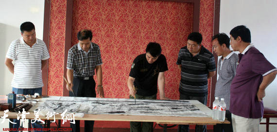 孟宪奎、徐庆举两位画家在合作山水巨制。
