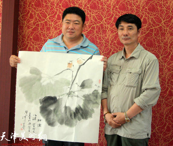 画家孟宪奎向当地领导赠画。