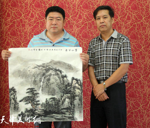 画家徐庆举向当地领导赠画。