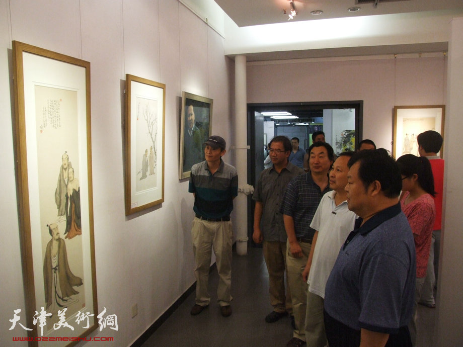 天津市委常委散襄军7月4日参观《和·心象》书画联展，图为散襄军正在张立涛作品前欣赏、点评。